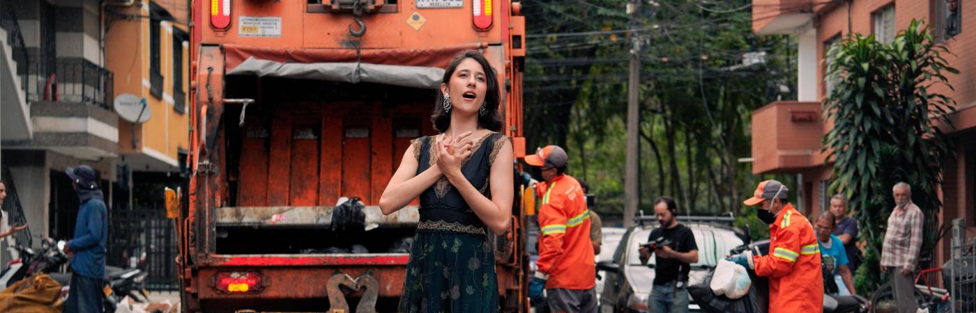 La ópera se toma las calles para recordar los horarios del camión de la basura. / FOTO: ‘MEDELLÍN ES COMO VOS’