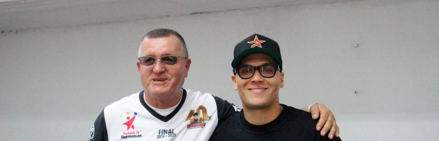 El entrenador Jorge Betancur, quien es uno de los más ganadores de este torneo, posa con Juan Fernando Quintero, a quien dirigió en sus inicios, en el 2006. /FOTO: LOS PAISITAS