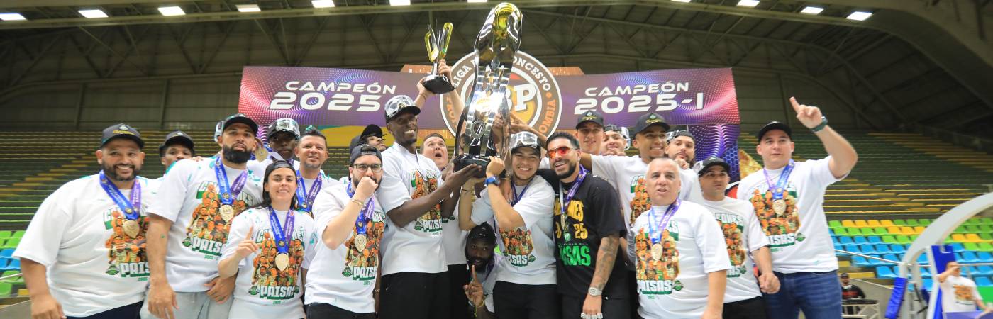 El bellanita Juan Diego Tello (izq. trofeo) fue elegido como el MVP de la final. / FOTO: ESNEYDER GUTIÉRREZ.