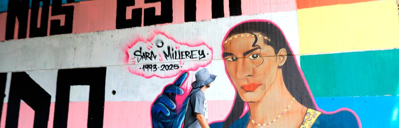 Los ciudadanos que pasan por allí, no pueden evitar admirar el mural. Seguramente muchos de ellos conocen su historia. /FOTO: ESNEYDER GUTIÉRREZ. 