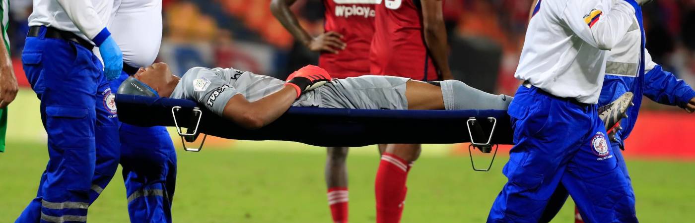 La asistencia médica debió sacar a Marquínez del campo. /FOTO: JAIME PÉREZ