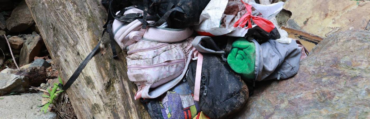 Las pertenencias de los estudiantes quedaron regadas en el lugar. /FOTO: MANUEL SALDARRIAGA QUINTERO