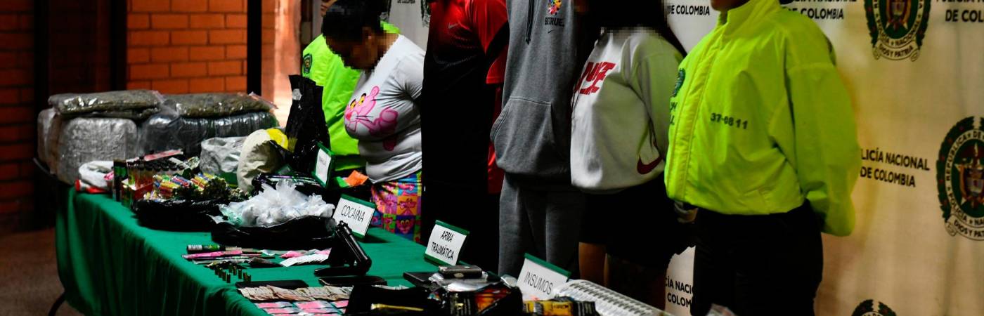 Los capturados y lo incautado. /FOTO: POLICÍA NACIONAL