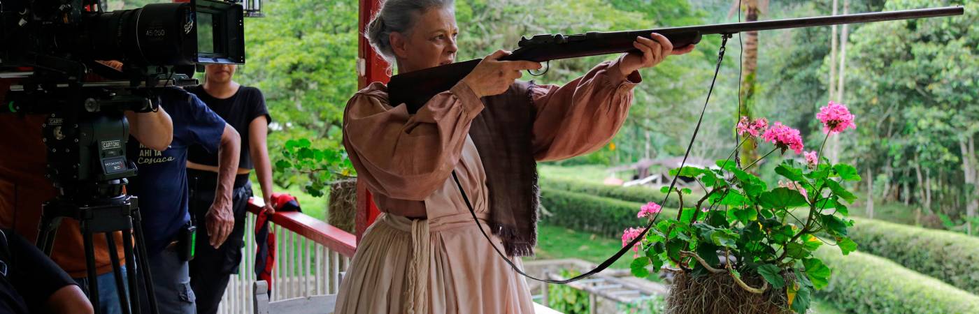 María Cecilia Botero le da vida a una capataz que corretea a Cosiaca y dicen que esas escenas son pa morirse de la risa. 