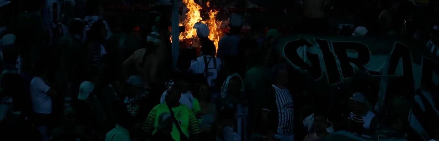 Al finalizar el compromiso, los hinchas verdolagas, ubicados en la tribuna sur del estado, prendieron objetos en señal de protesta por el resultado. ¡Qué vergüenza! /FOTO: JAIME PÉREZ MUNÉVAR