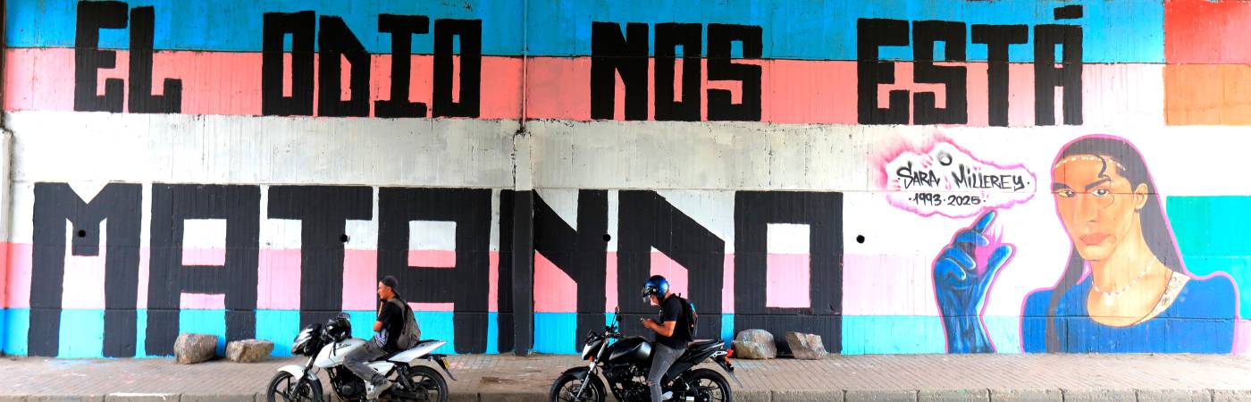 “El odio nos está matando”: en el puente de la Medellín-Bogotá hicieron un mural en honor a Sara Millerey