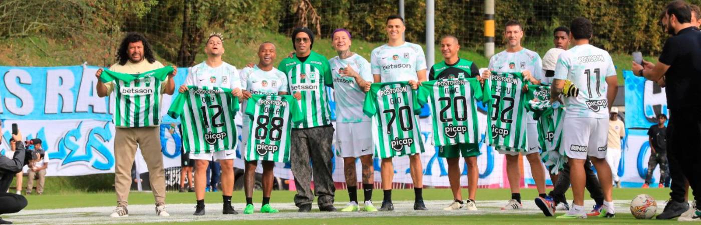El artista del género urbano (centro) es hincha del Atlético Nacional. / FOTO: ESNEYDER GUTIÉRREZ