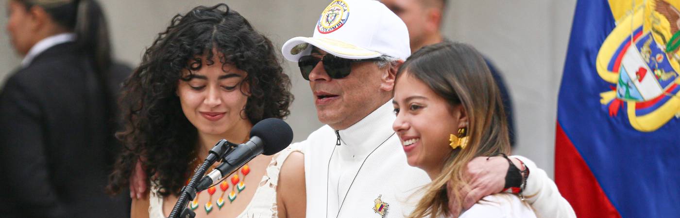  El presidente Gustavo Petro junto a sus hijas Sofía (izq.) y Antonella (der.). FOTO: COLPRENSA