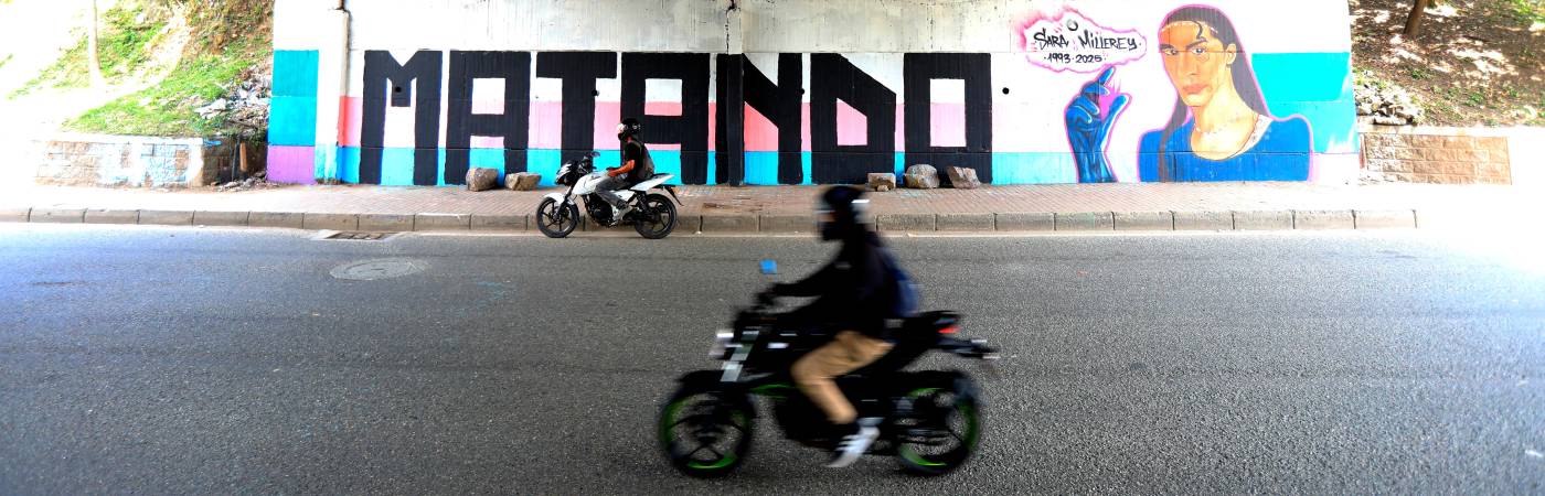 “El odio nos está matando”: en el puente de la Medellín-Bogotá hicieron un mural en honor a Sara Millerey