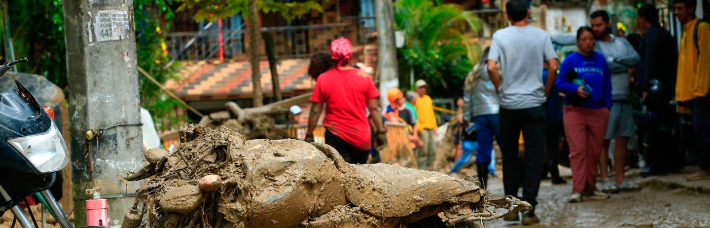 Algunas motos también fueron arrastradas por la corriente de la quebrada Los Olivos. /FOTO: CAMILO SUÁREZ.