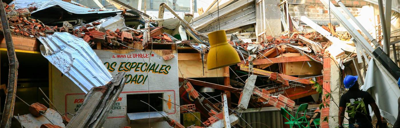 Al parecer, los lesionados trasladados a centros asistenciales serían trabajadores de este restaurante. 