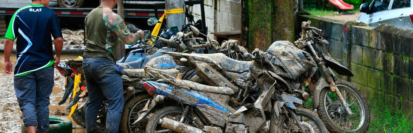 Los vecinos intentan recuperar lo que quedó entre el lodo. /FOTO: CAMILO SUÁREZ.