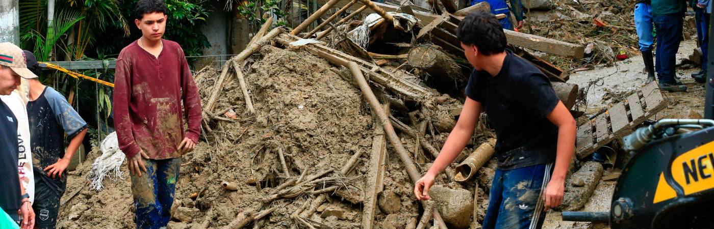 Los habitantes de este sector madrugaron a remover los palos, la basura y el lodo que arrastró la corriente y obstaculizan el paso. /FOTO: CAMILO SUÁREZ.