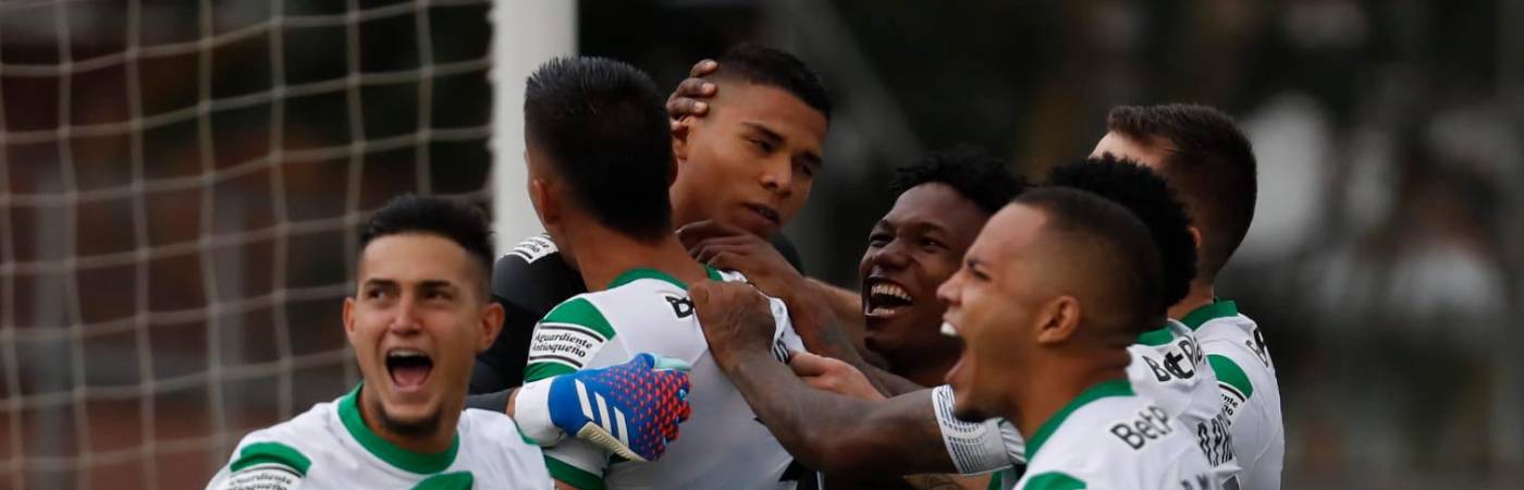 Los jugadores del Verde celebraron con el arquero Kevin Mier que se destacó. Anotó y también tapó un gol en la tanda de penales. /FOTO: JAIME PÉREZ