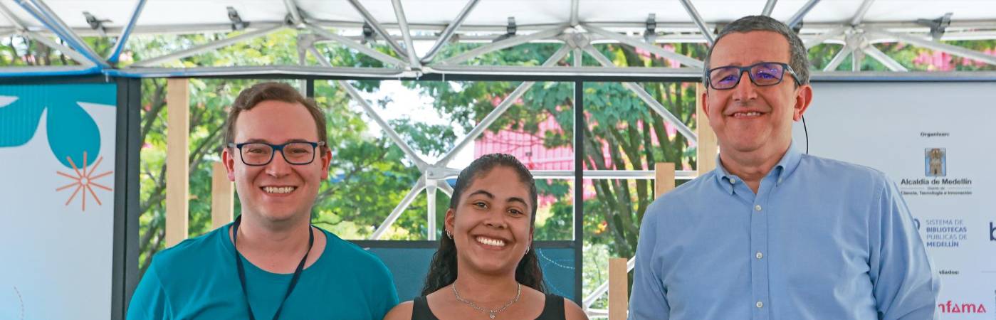 Mariana Valdés Jiménez junto a Santiago Silva (izq), secretario de Cultura; y Rodrigo Morales, director de Q’hubo. / FOTO: MANUEL SALDARRIAGA.