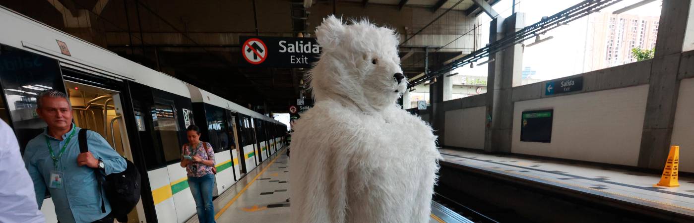 Solo con un micrófono y un par de parlantes, Juanes paralizó la estación San Antonio. /FOTOS: MANUEL SALDARRIAGA 