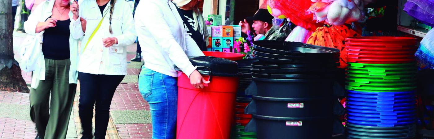 Comercio de canecas y baldes en el municipio de Bello por el corte de agua en el norte del valle de Aburrá por trabajos de modernización de la planta Manantiales. /FOTO: MANUEL SALDARRIAGA