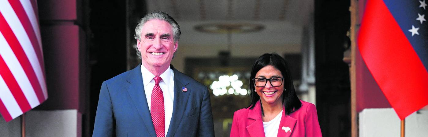 Reunión histórica el 4 de marzo en el Palacio de Miraflores de la presidenta interina Delcy Rodríguez (der.), con el Secretario del Interior de EE.UU. Doug Burgum (izq.). FOTO: Q’HUBO BOGOTÁ