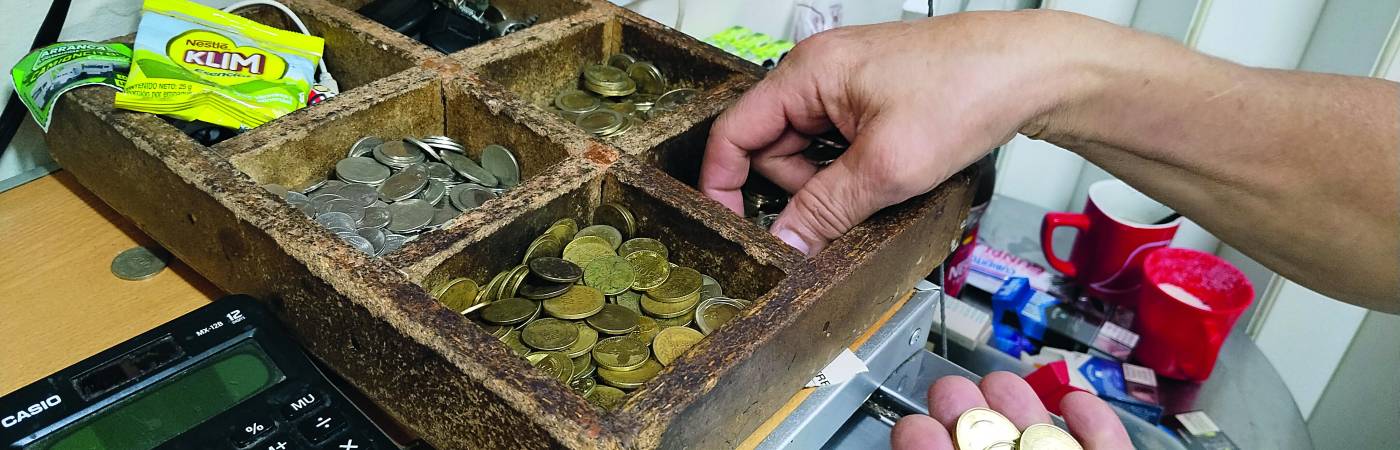 Hay tenderos que mantienen siempre una base de menuda, pero también hay quienes buscan las tiendas para cambiar las monedas por billetes de alta denominación. FOTOs: MAURICIO PALACIO