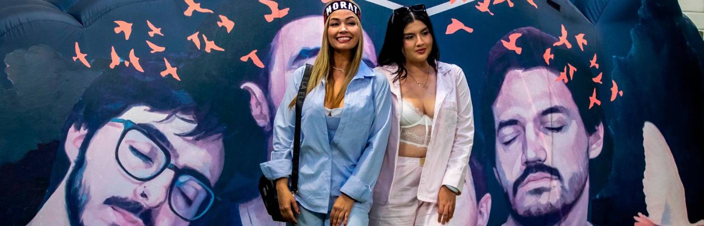 El código de vestuario era en pijama, como se puede ver en estas dos fanáticas.