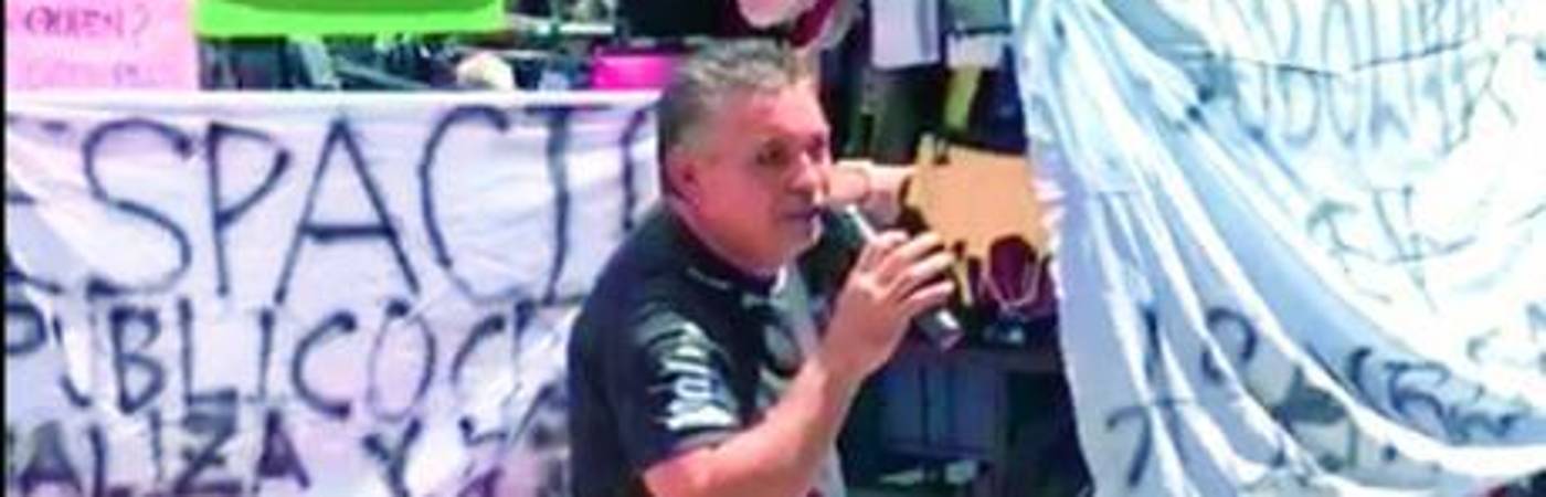 Los vendedores informales cerraron la avenida Colombia, abajo de la estación Parque Berrío. / FOTO: CORTESÍA