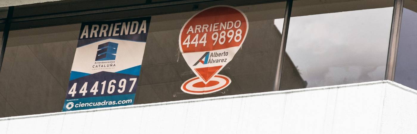 En el centro de Medellín hay una gran cantidad de locales comerciales, disponibles para tomar en arriendo. El canon en el sector también está elevado. /FOTO: JAIME PÉREZ.