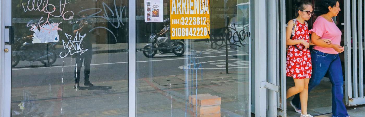 Recoger la documentación que piden algunas inmobiliarias se convirtió en una situación agotadora para quienes requieren con urgencia una vivienda. /FOTO: ESNEYDER GUTIÉRREZ