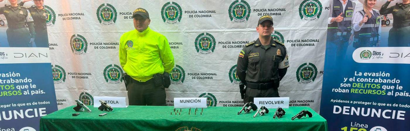 Estas son las canecas en las que fueron encontradas las armas y la munición. /FOTO: CORTESÍA POLICÍA NACIONAL. 