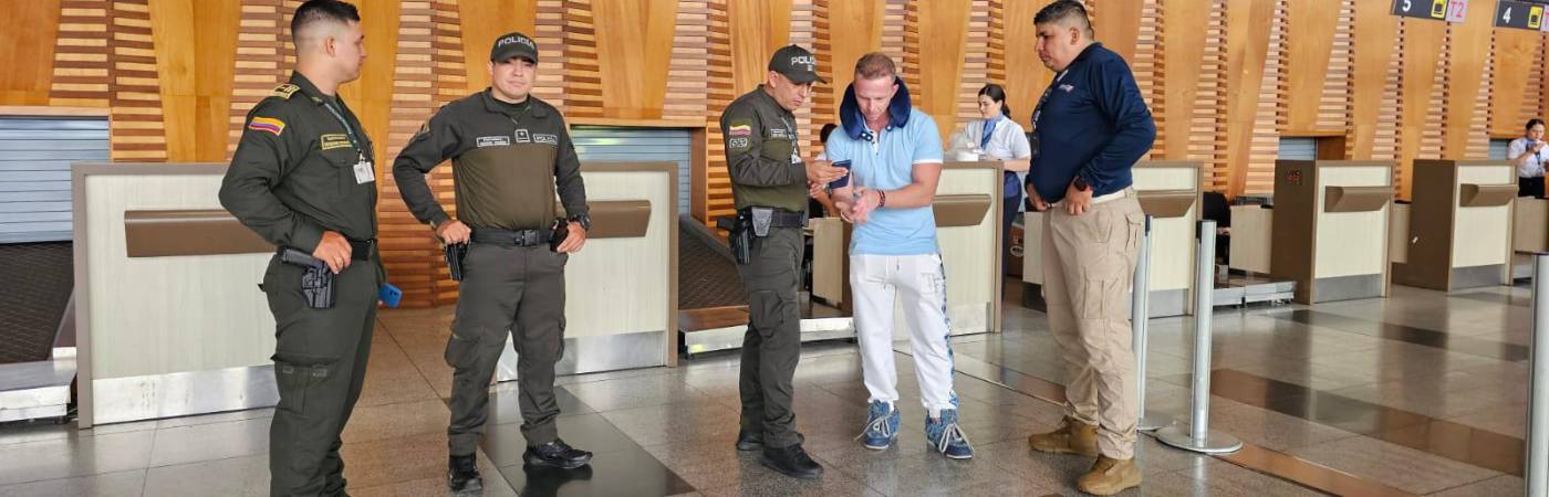 Momento en que es ubicado en el aeropuerto del Valle del Cauca. FOTO: MIGRACIÓN COLOMBIA
