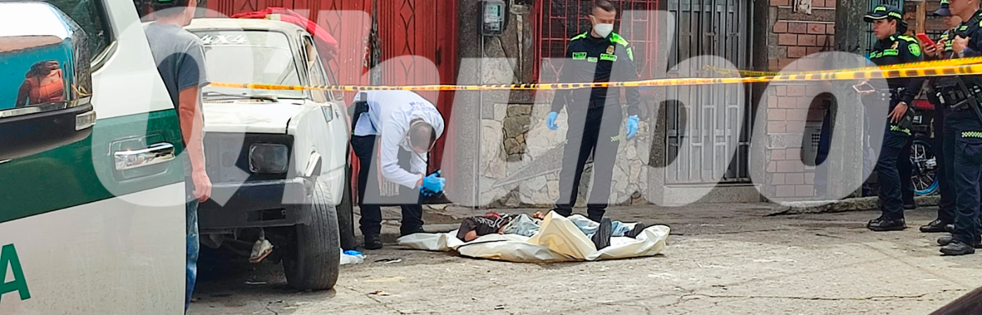 Las autoridades llegaron para hacer el levantamiento del cuerpo. /FOTO: ANDRÉS GARCÍA