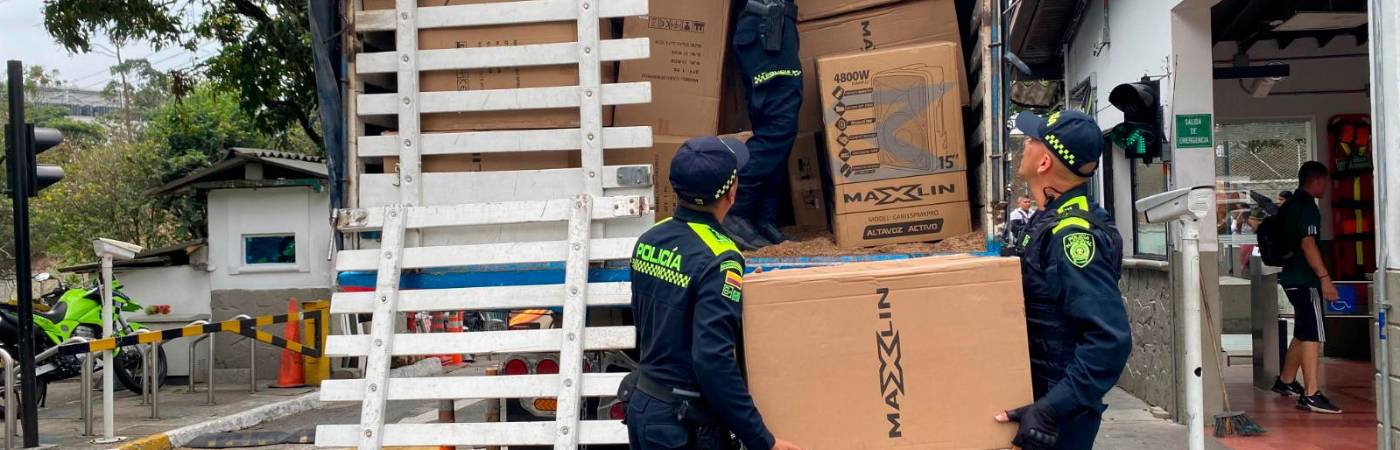La Policía revisando los parlantes recuperados. /FOTO: POLICÍA NACIONAL