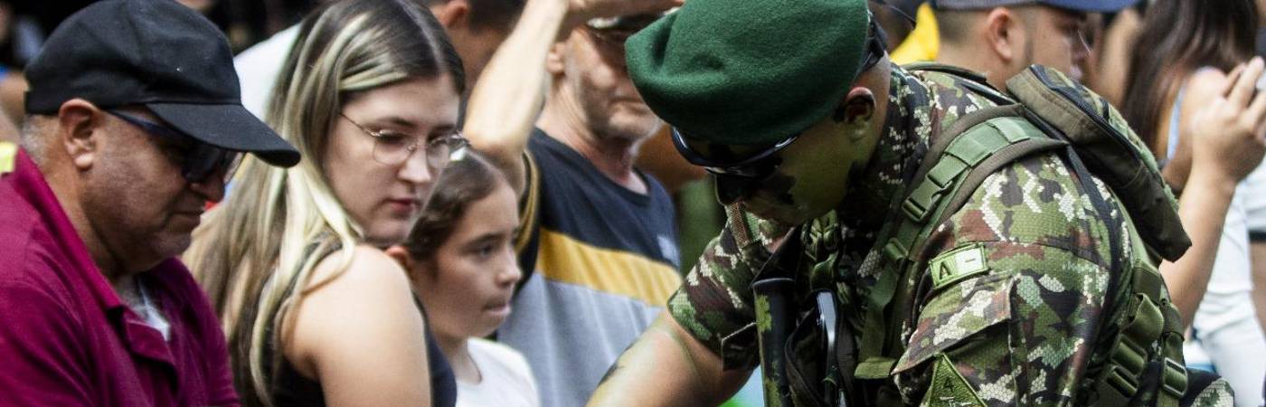 Familias compartiendo en la tarde de 20 de julio en Medellín. /FOTO: JULIO HERRERA