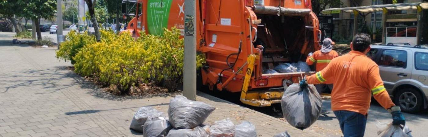 Recolección de basuras en Medellín. FOTO: EMVARIAS