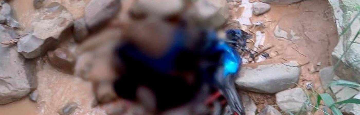 El motociclista cayó a unas piedras entre Fredonia y Puente Iglesias. /FOTO: CORTESÍA DENUNCIAS ANTIOQUIA 