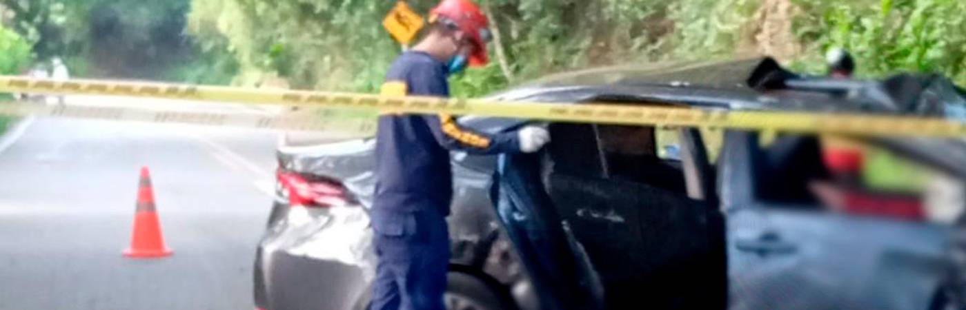 El carro quedó en plena vía con las víctimas fatales. /FOTO: CORTESÍA DENUNCIAS ANTIOQUIA 