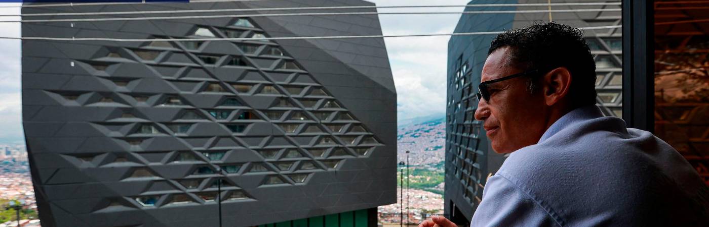 En el año 2006, la Alcadía de Medellín, bajo el liderazgo de Sergio Fajardo, se propuso la construcción de la Biblioteca España en el sector Santo Domingo Savio. Por la falta de recursos para su mantenimiento cerró por fallas estructurales. Actualmente, se trabaja en su recuperación, pronta a culminarse. / FOTO: EL COLOMBIANO