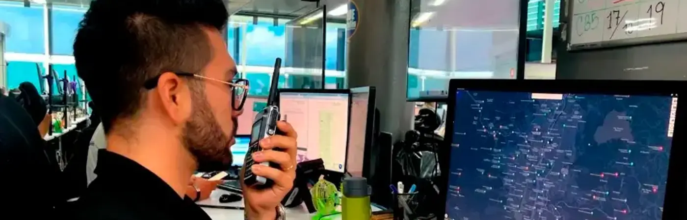 Desde el centro de monitoreo dan todas las indicaciones para mantener estable al paciente. /FOTO: ALCALDÍA DE MEDELLÍN.