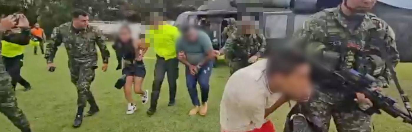 Traslado de los capturados por miembros de la Fuerza Pública. FOTO: POLICÍA NACIONAL