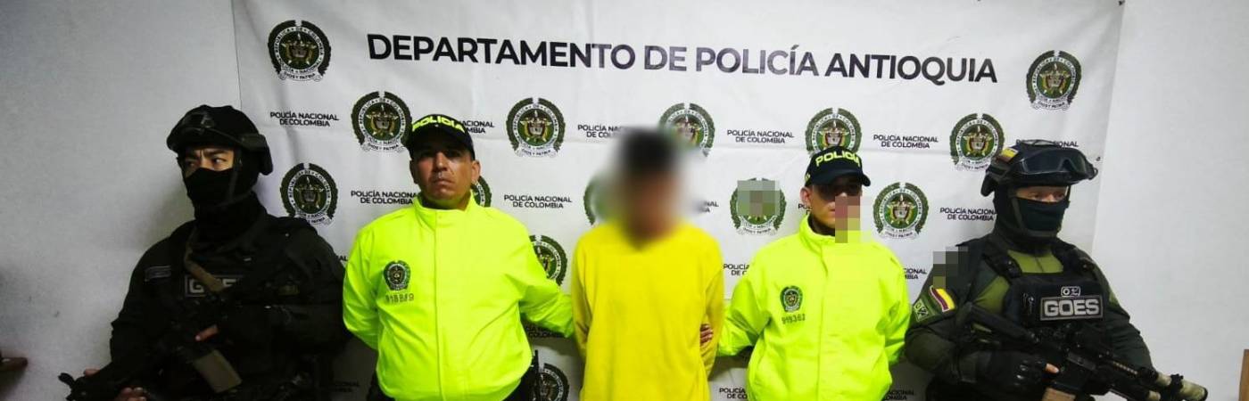 Captura de alias Cumbamba e incautación de arma utilizada en el homicidio de lideresa social en Andes. FOTO: POLICÍA ANTIOQUIA
