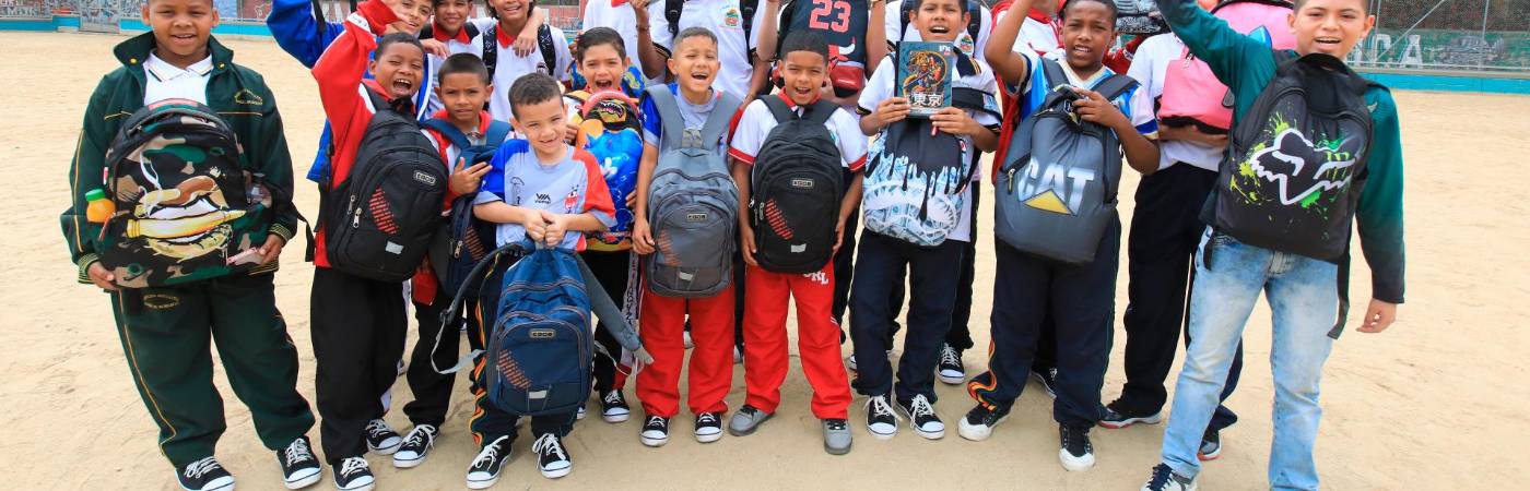 Ellos fueron algunos de los beneficiados por la donación de Franco Armani (izq.) en el ‘Cuadernatón 2024’. Arriba (der. a izq.): Alison Andrea Quirós, Junior Muñoz, Juan José Espinal, Edwin Tuberquia, Juan Manuel Caro, Josman Londoño, Kevin Agudelo, Julián Márquez y Andrés Ramírez. Abajo (der. a izq.): Mathías Calderón, Cristian Becerra, Brihan Valle, Yeferson Palacios, Matías Velázquez, Mateo Zapata, Jhovan González, Stiven Vettel, Paolo Romaña y Yosimar Mosquera. /FOTO: ESNEYDER GUTIÉRREZ
