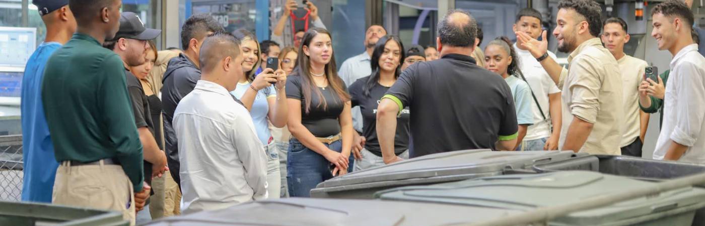 Muy a gusto se les vio a los jóvenes en la sede de El Colombiano. FOTO: CORTESÍA. 