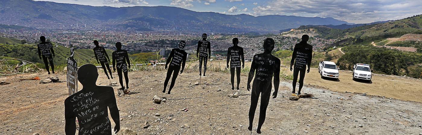 Comuna 13 después de la Operación Orión. Las siluetas con las fotos y el nombre de los desaparecidos. / FOTO: ARCHIVO - HENRY AGUDELO CANO
