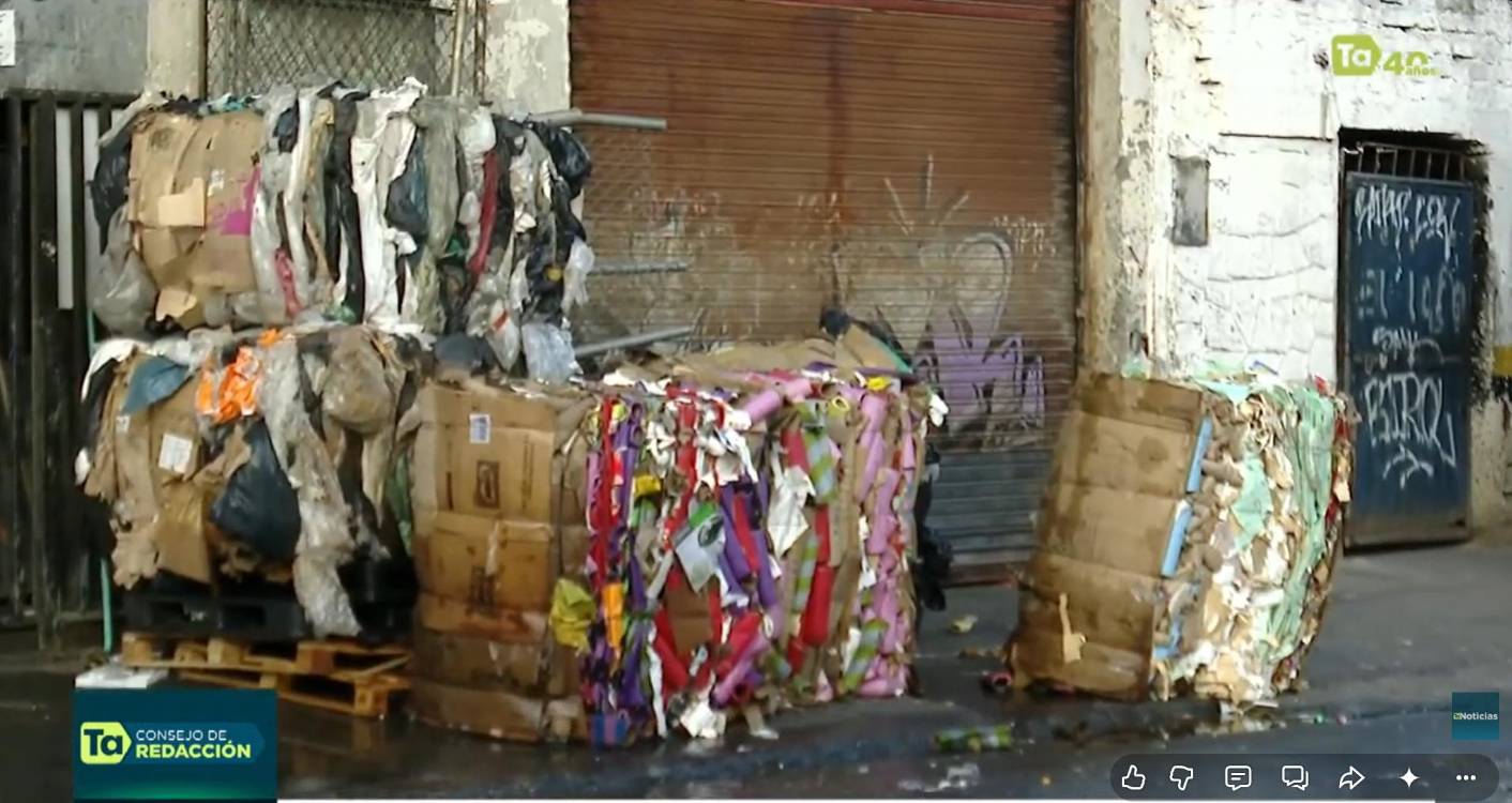 Incendio en la bodega de reciclaje del sector Guayaquil, centro de Medellín. FOTO: CAPTURA DE VIDEO TELEANTIOQUIA