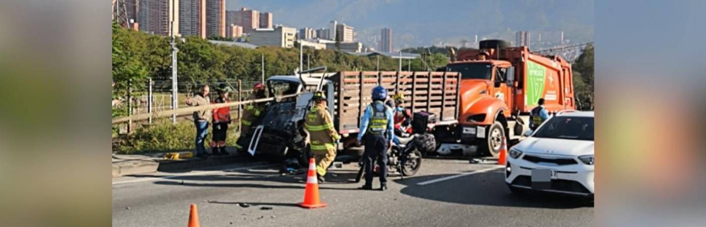 La movilidad colapsó en el sector mientras las autoridades atendían la emergencia. FOTO: CORTESÍA DENUNCIAS ANTIOQUIA