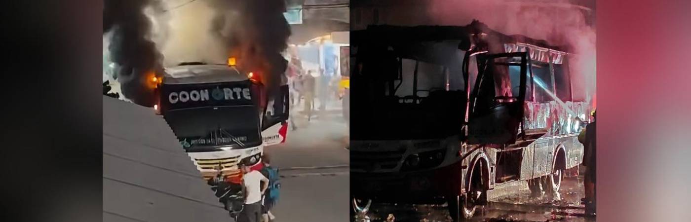 El vehículo ardió por varios minutos y estuvo a punto de afectar a establecimientos comerciales cercanos. FOTOS: SAN CARLOS ANTIOQUIA EN FACEBOOK 
