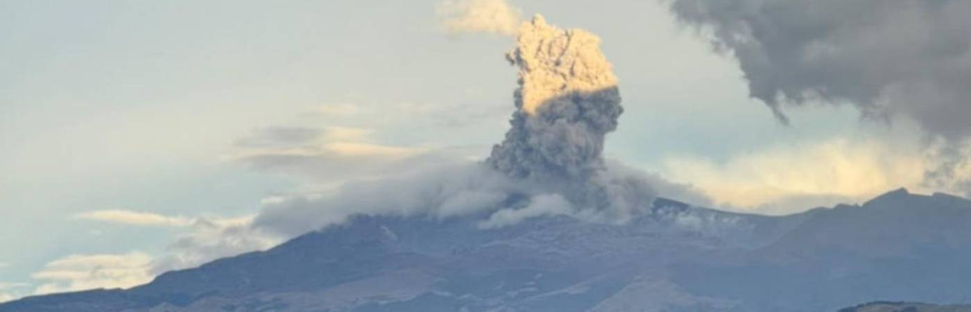 Así se ve desde Popayán la emisión de cenizas en el volcán Puracé. FOTO: NOTITARDE