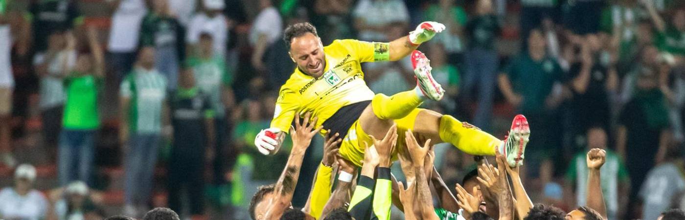 David Ospina es despedido por sus compañeros en el Atanasio Girardot. FOTO: JUAN ANTONIO SÁNCHEZ