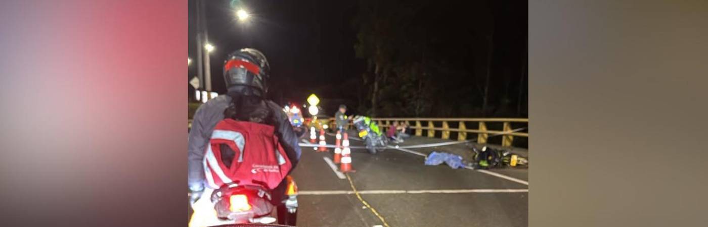 La movilidad colapsó en la variante a Caldas mientras las autoridades atendían la emergencia. FOTO: MEDELLÍN OSCURA 