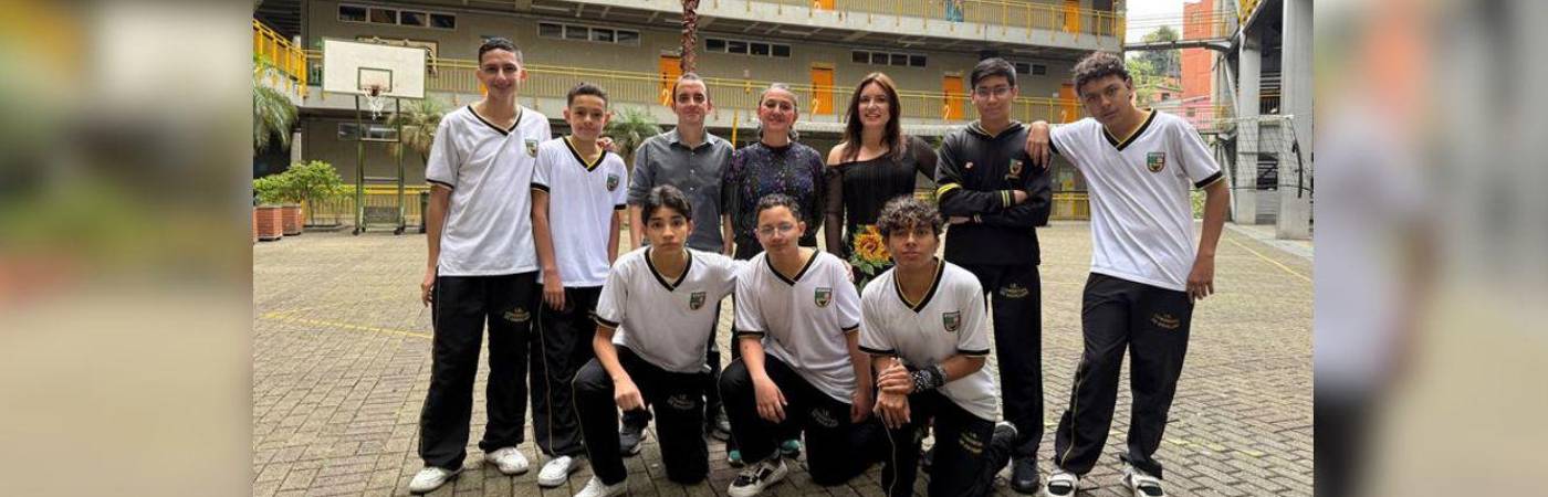 Algunos de los estudiantes que participaron en los proyectos junto al docente Jhon Alexander Echeverri (izquierda), la rectora Isabel Cristina Montoya (centro) y la docente Diana Patricia Moreno (derecha). FOTO: ALCALDÍA DE ENVIGADO