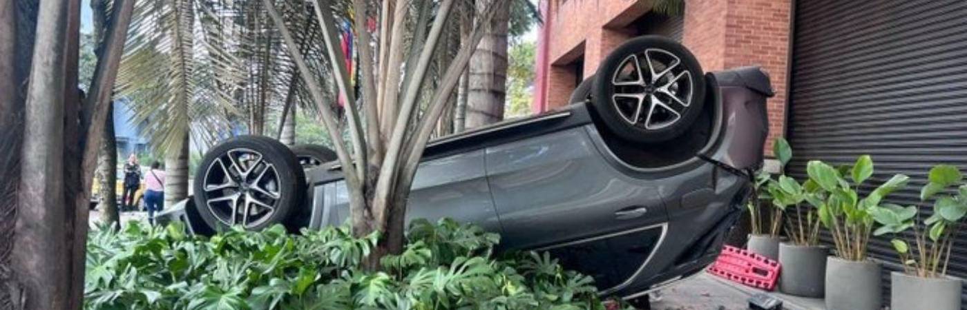 Pese a caer sobre el andén, además del conductor, no hubo personas lesionadas. FOTO: X @PASAENBOGOTA
